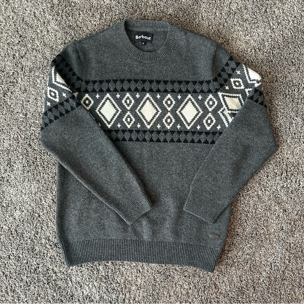 Cozy and wintery men’s Barbour sweater. 100% wool.